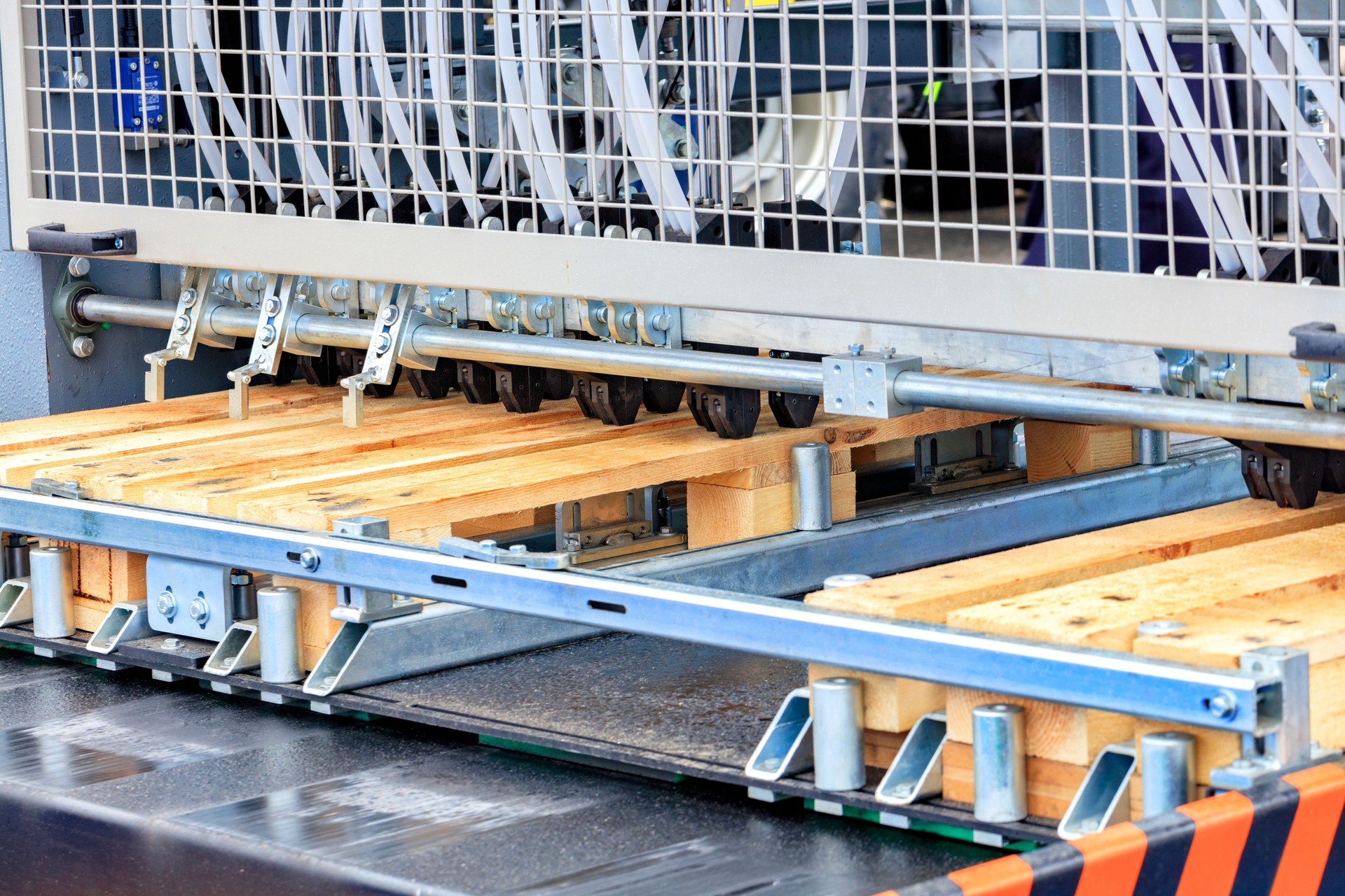 Production of wooden pallets on an automatic line.